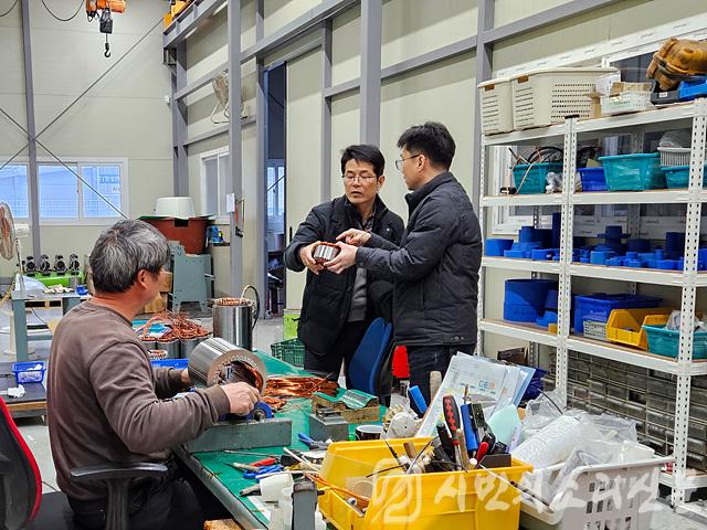 김원식 부산세관 통관국장(사진 가운데)이 (주)지이엠을 방문하여 생산현장을 점검하고 있다..jpg