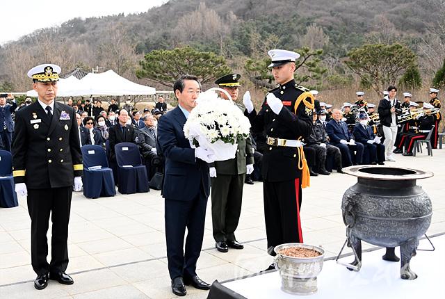 인천시장이 지난해 3월 중구 해군 제2함대 주둔기념비에서 열린 '제8회 서해수호의 날 기념식'에서 헌화 및 분향을 하고 있다.jpg